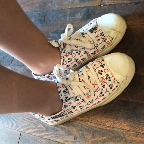Disney Shoes - Vtg 1998 Cap toe low top Disney Mickey sneakers 👟